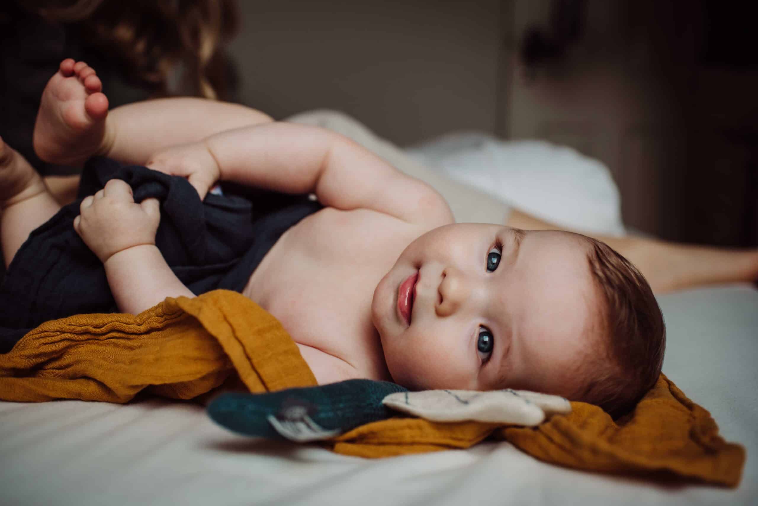 baby lacht fröhlich