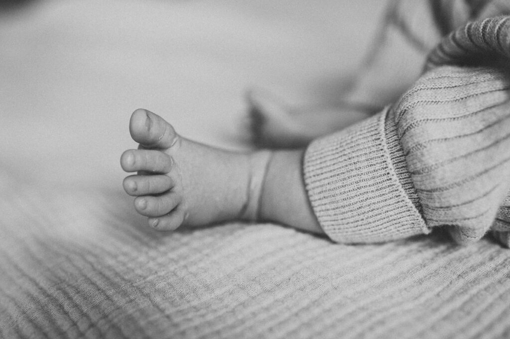 Detailaufnahme Fuß eines baby in schwarz-weiß
