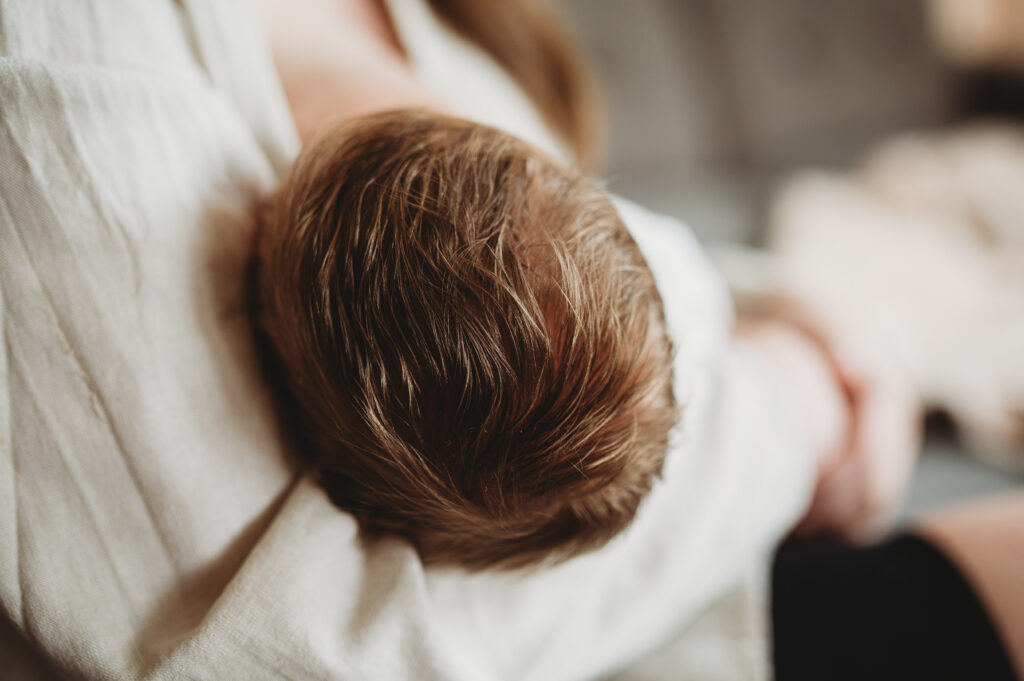 Detailaufnahmen von den Haaren eines neugeborenen Kindes