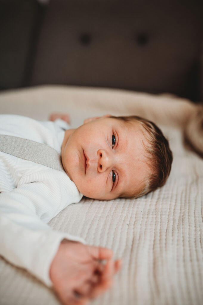 neugeborenes Kind auf einer cremefarbenen Decke