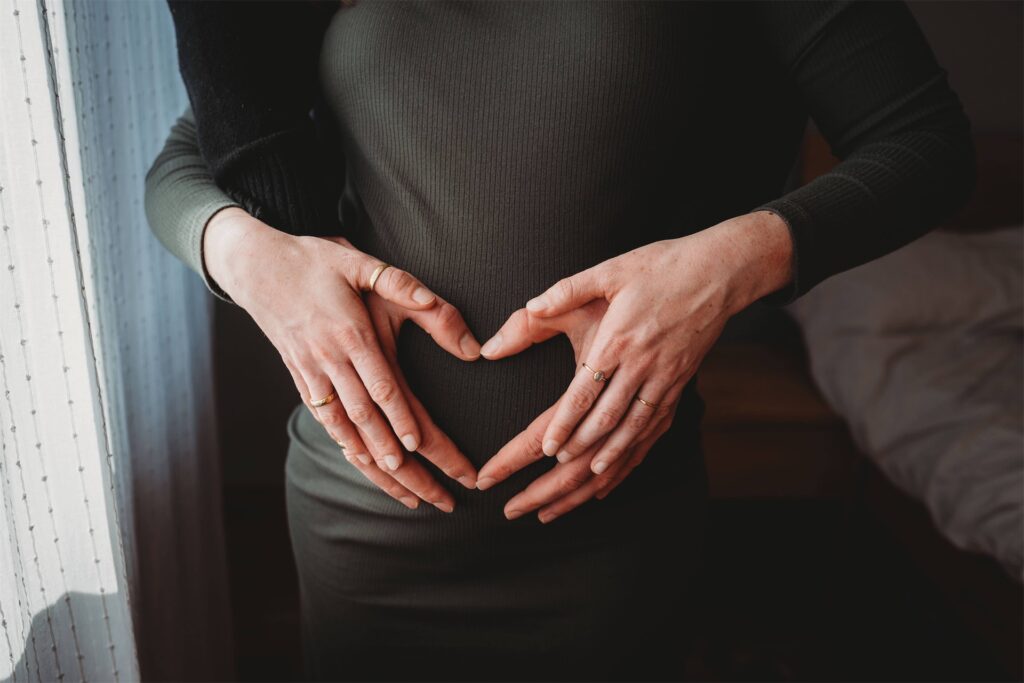 schwangerschafts shooting koeln zuhause monika tambour photography compressed