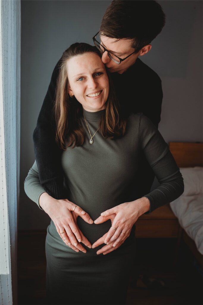 schwangerschafts shooting koeln zuhause monika tambour photography compressed