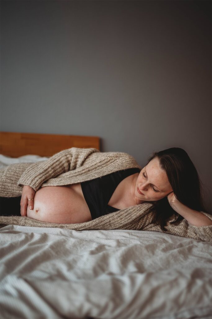 schwangerschafts shooting koeln zuhause monika tambour photography compressed