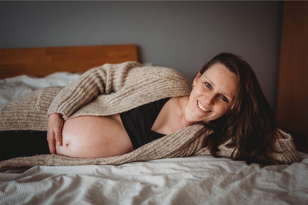 schwangerschafts shooting koeln zuhause monika tambour photography compressed
